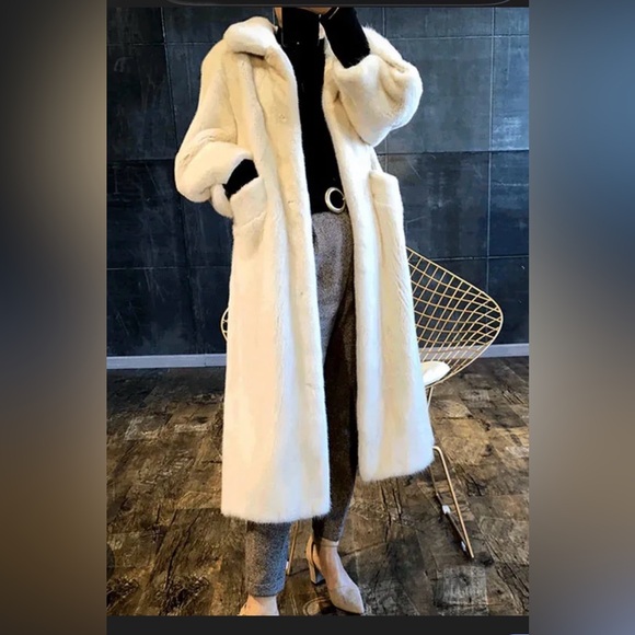 suziklo Jackets & Blazers - Vintage Suziklo Y2K Elegant Cream Faux Fur Coat